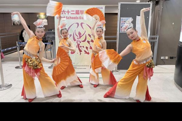  同學們都各自擺出優美的動作