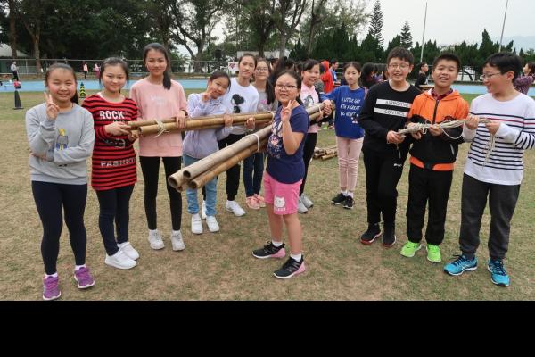 同學們合力準備物資，參與「水炮」活動。