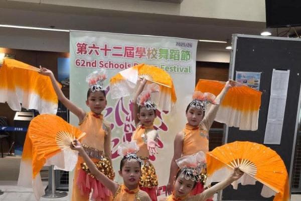  完結結束了這舞蹈，赢得不少掌聲。
