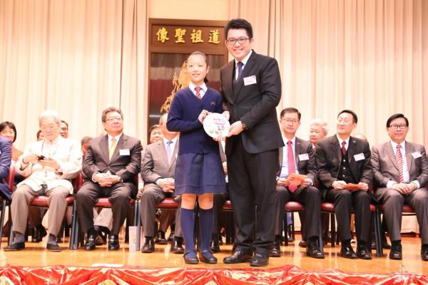 學生代表將紀念品送給陳國超校監及各位校董。