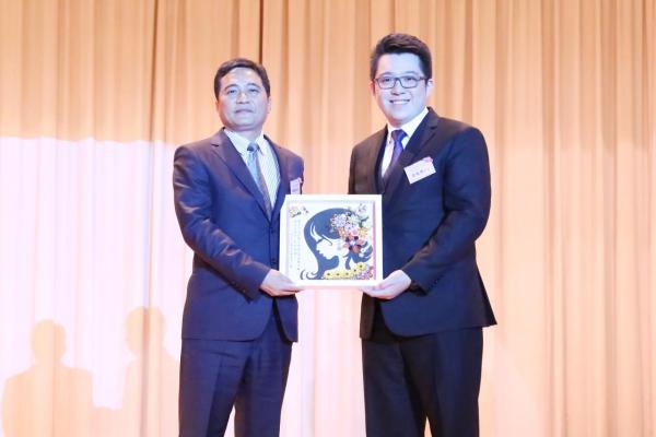各友校致送校慶紀念品予本校梁俊傑校長。