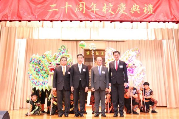 吳克儉局長連同本校校監及校董為金龍點睛。