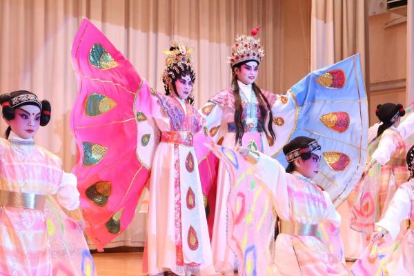 粵劇組演出「花蝶翩翩迎校慶」。