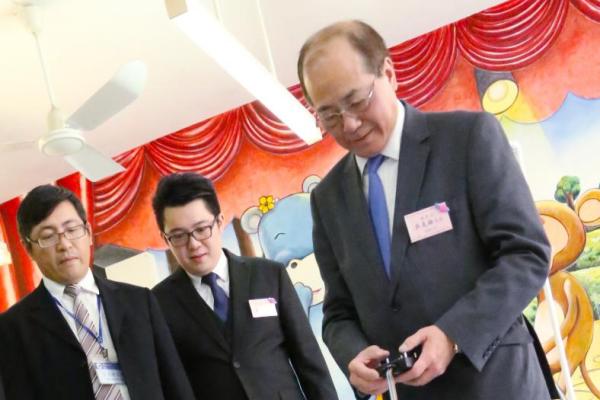 吳局長和嘉賓試玩機械人「射龍門」。