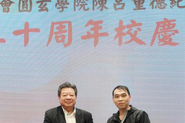 大抽獎中的幸運兒從鄧錦雄校董手中領取獎品。