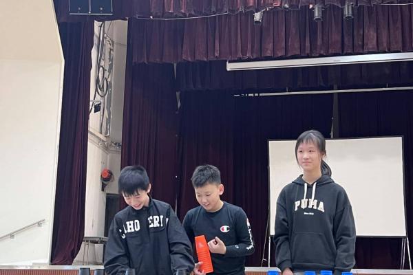 天才表演活動中，同學合力表演「快速疊杯」，充份表現了手眼協調能力，在最短的時間內穩穩地把杯子疊起，並快速收杯。