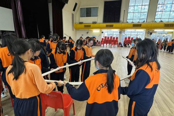 「珠行萬里」的合作活動，需要同學們利用紙張連接成一條路軌，讓珠粒流動到終點。活動中，讓同學了解到在同心合力，互相配合的重要性。大家共同完成挑戰，提升團隊凝聚力。