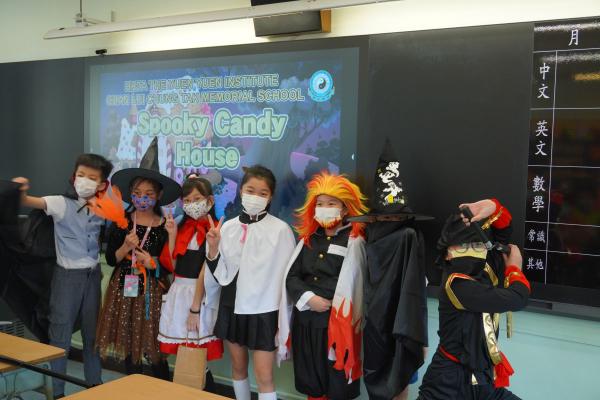 teachers and classmates happily.