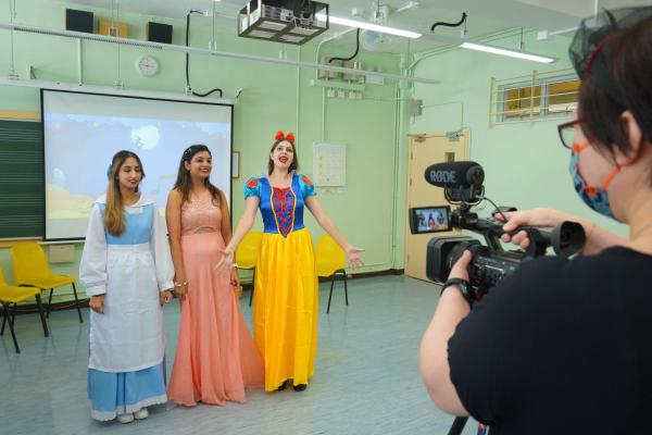 Native English Teachers are broadcasting the Halloween live show.