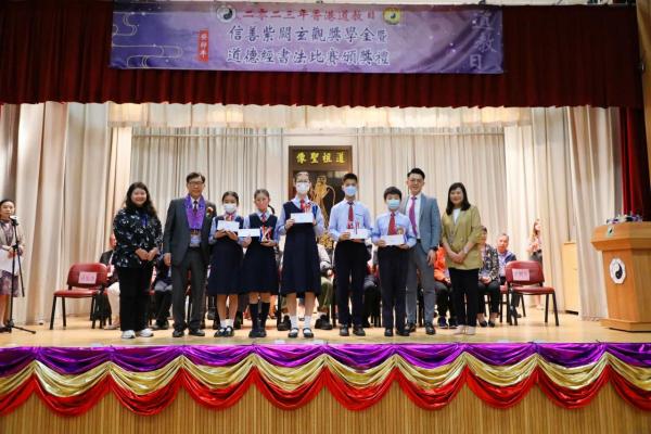 許冰冰同學和關樂宜同學分別在毛筆小五小六組中勇奪冠軍和季軍