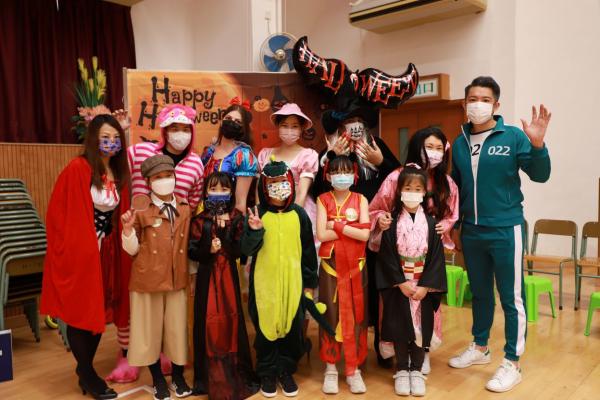 Students take photos with Principal Leung
