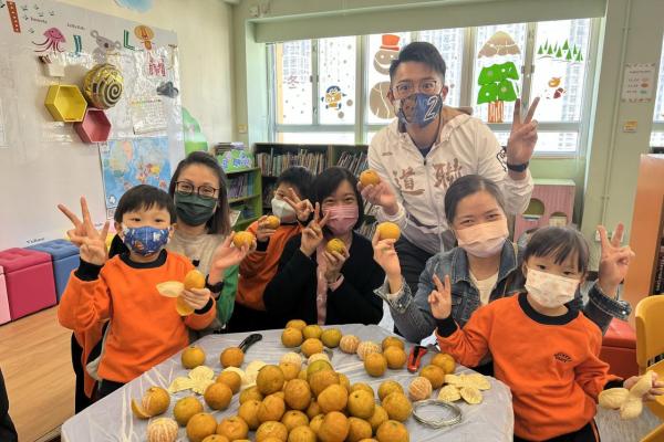 梁校長、家長和同學齊齊製作果皮。