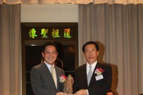 校監陳國超太平紳士致送紀念品予教育局副局長陳維安太平紳士。
