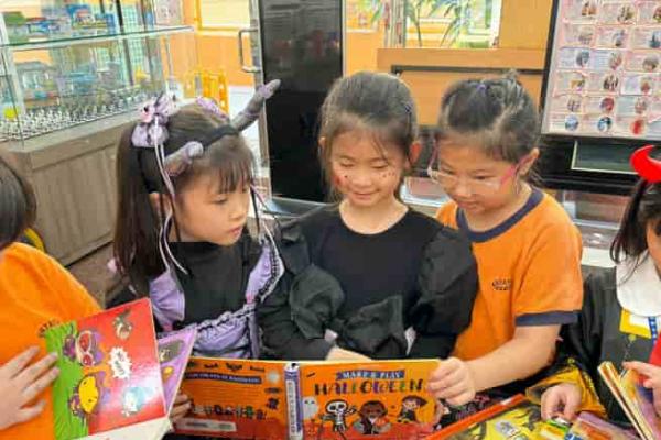  parents and students got the best costume awards.