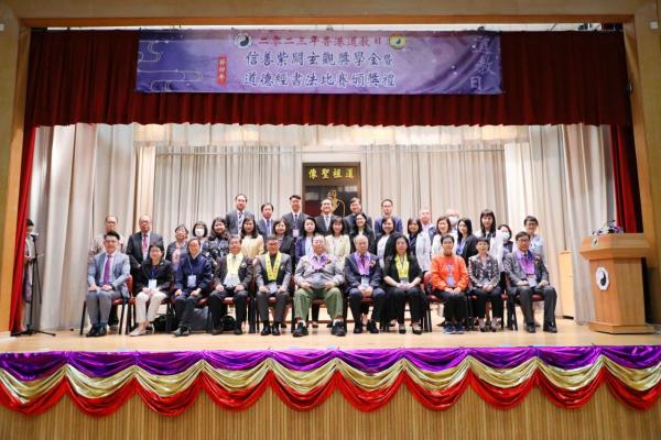 主禮嘉賓在台上大合照
