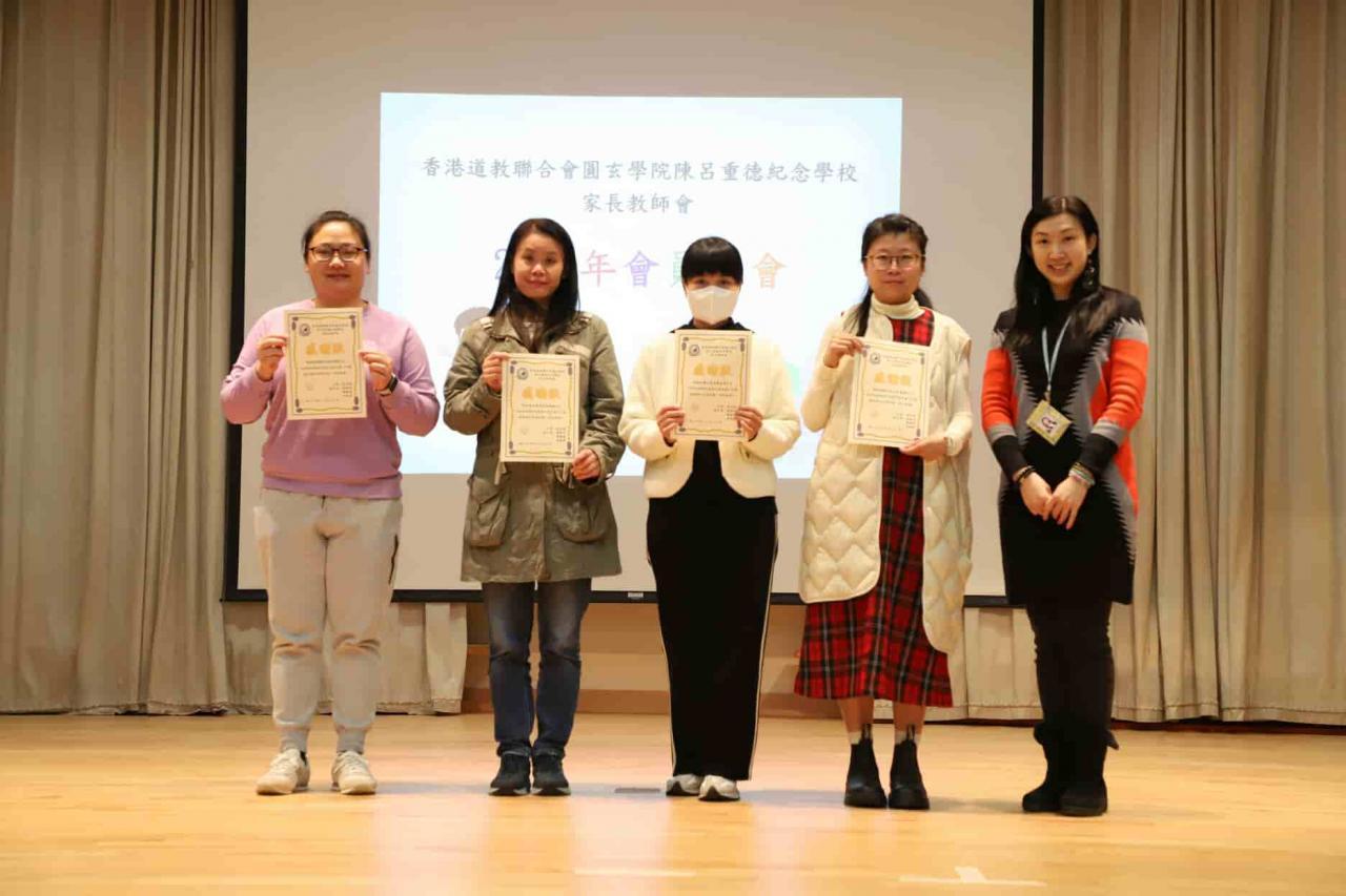 關副校長頒發感謝狀予本校家長義工。