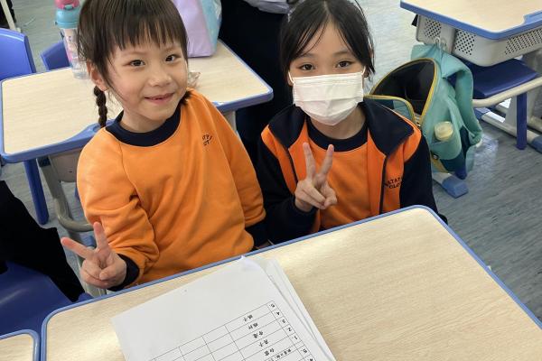 學生與老師分享默書成績優異的喜悅。