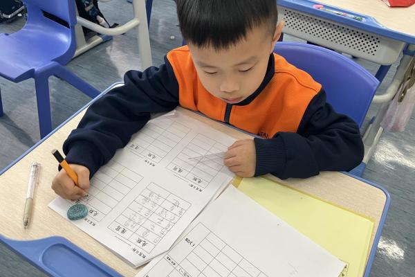 學生在默書紙上「先默後寫」，加深對所學詞彙的記憶。