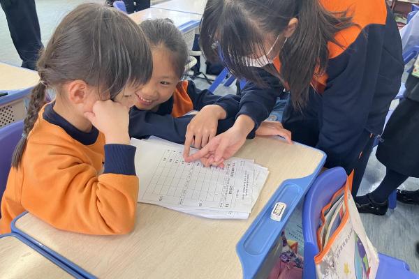 讀默大使耐心地指導一年級學生溫習默書範圍