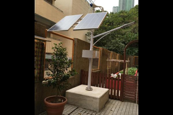 光風能路燈利用風能和太陽能兩種可再生能源轉化為電力，為學校提供照明。 