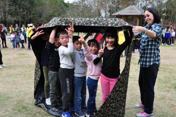 學生需齊心協力將「風火輪」步向終點。