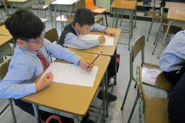 老師因應學生程度設計不同的工作紙，學生專心地完成。