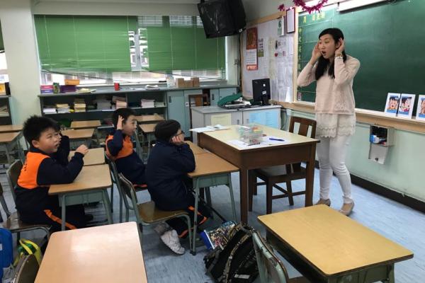 專注力訓練:「耳朵聽」。