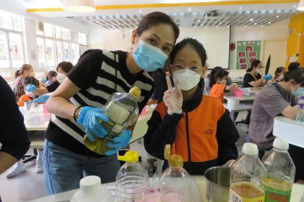 家長和學生在合作製作手工皂。
