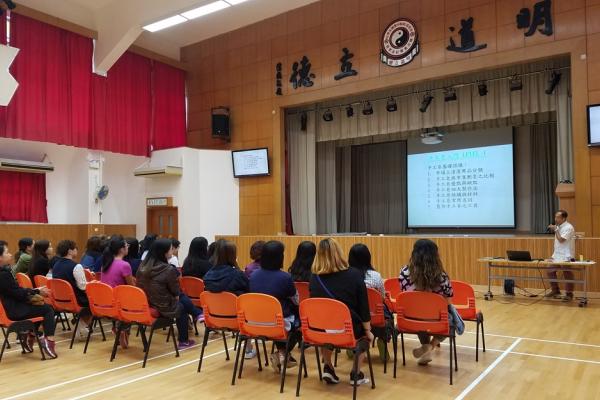 導師講解製作手工皂的主要成份。