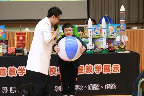 學生戴上護目鏡進行科學實驗。