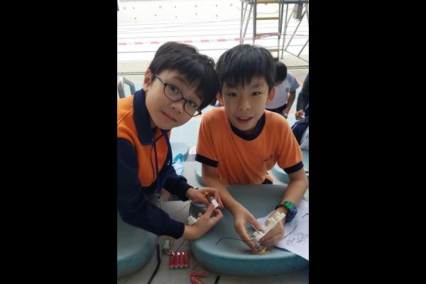 學生合作組裝水底機械人。