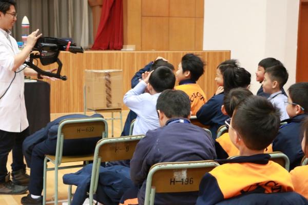 學生感受風壓，學習物理理論。