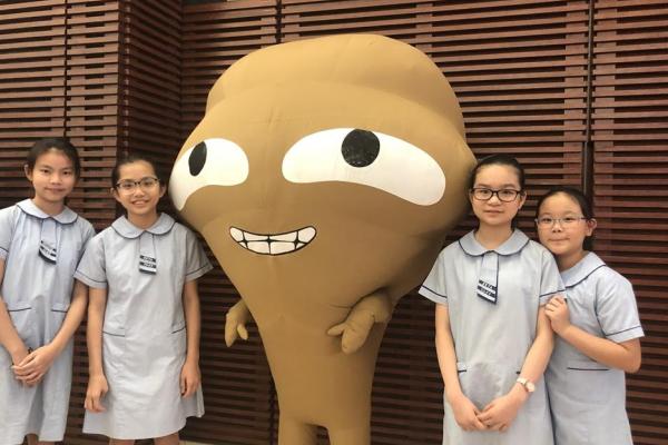 與大嘥鬼合照