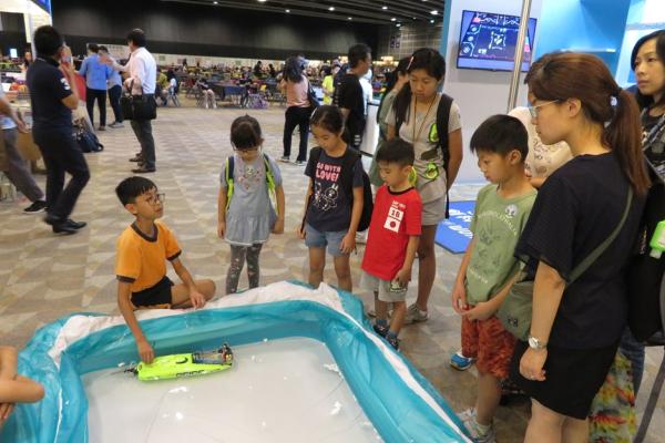 蘇同學向在場解釋設計「海洋守護者」的原因。謝同學細心解釋遙控船的運用。