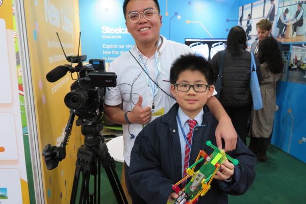 學生和NOW TV電視台攝影師合照。