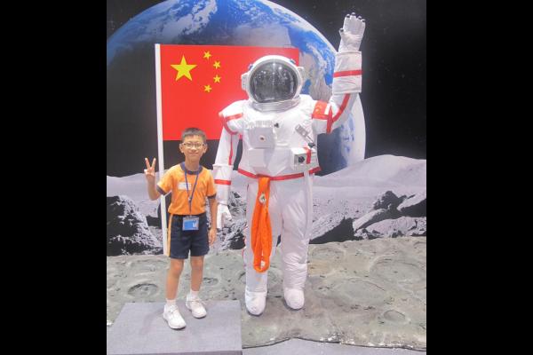 同學與「太空人」合照。