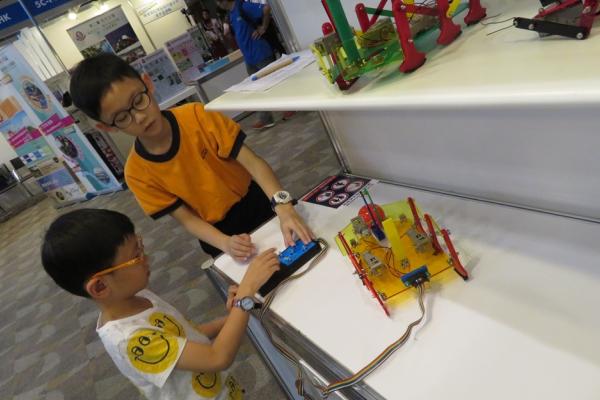董同學細心向小觀眾解釋機械人活動的原理。
