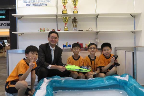 教育局常任秘書與本校小工程師合照。