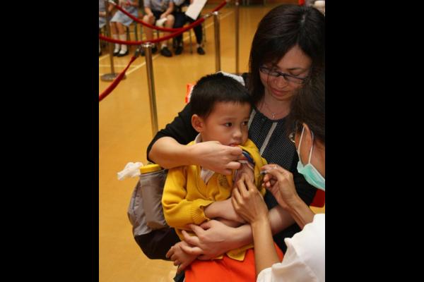 讀幼稚園的弟弟也來注射流感疫苗