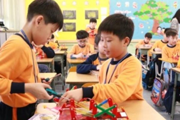 課堂內容及成品  同學初學運用工具，未必能得心應手，但兩個人合作便能解決問題。