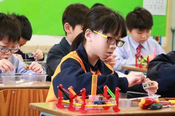課堂內容及成品  同學對組裝機械人都樂在其中，全力以赴。
