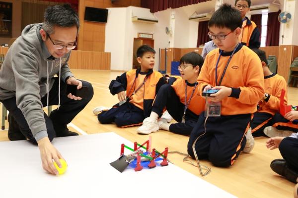 趕羊機械人 學生先認識齒輪箱及線控器的相關知識，然後製作一個能要於指定時間內把球送進指定區域的趕羊機械人。