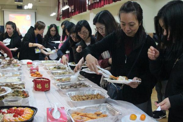 大家享用美食。