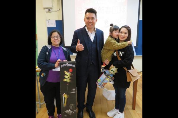 校長頒發大獎給家長。