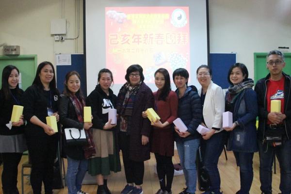 李副校長與各得獎家長合照留念。