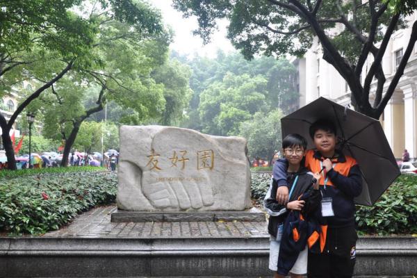 雨中漫步欣賞沙面建築群。