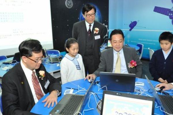 教育局副局長陳維安太平紳士積極地參與電子學習，體驗了「電子學習」的樂趣。
