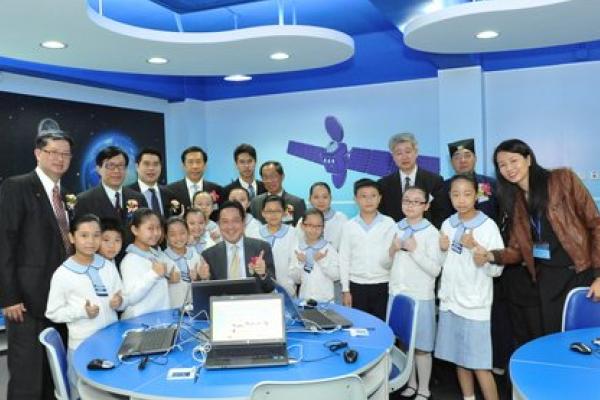 完成了電子學習示範課，師生與嘉賓大合照。
