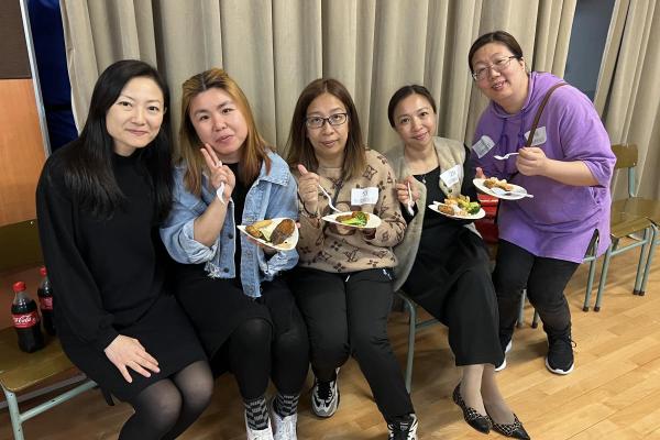 老師們和家長們一邊品嚐美食，一邊分享及交流了不少教育心得。