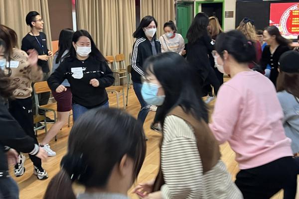 呼！家長們玩「大風吹」遊戲時，都十分興奮！